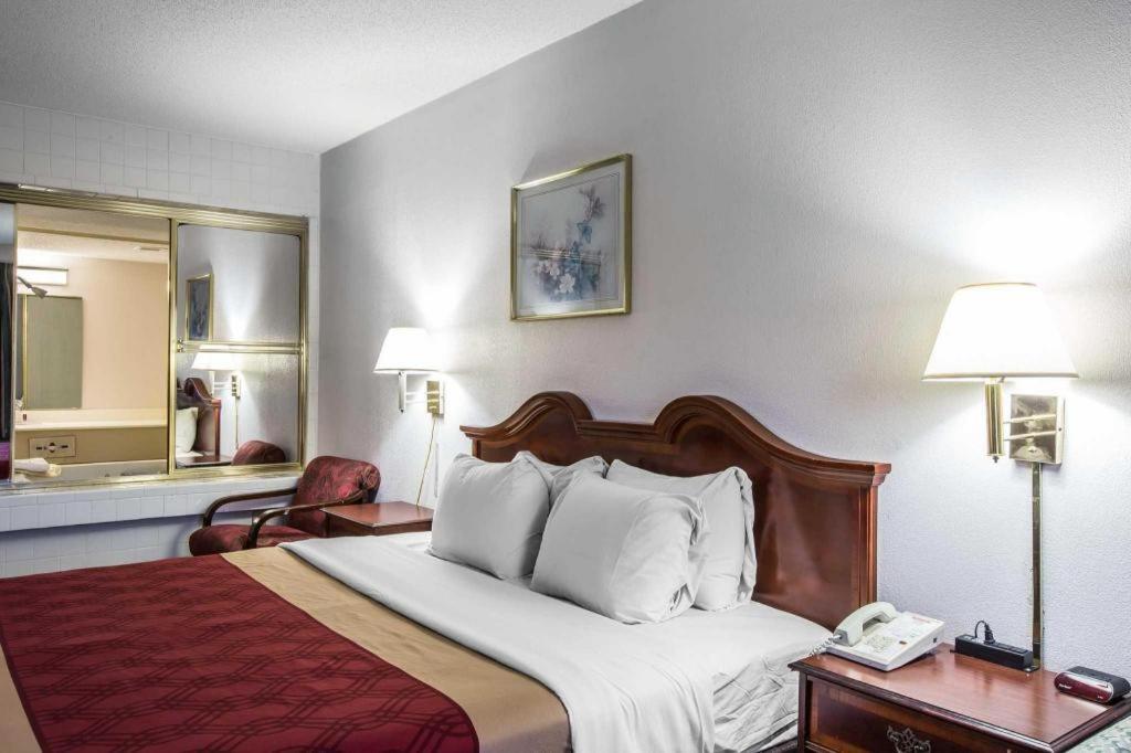 Econo Lodge South Гарнър Екстериор снимка