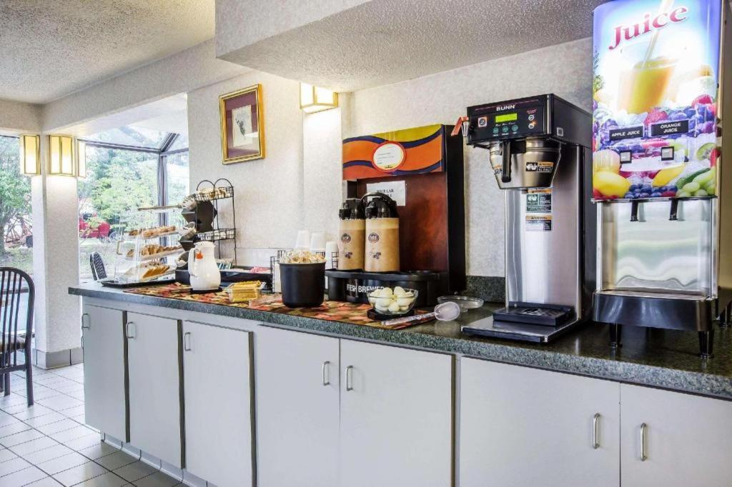 Econo Lodge South Гарнър Екстериор снимка
